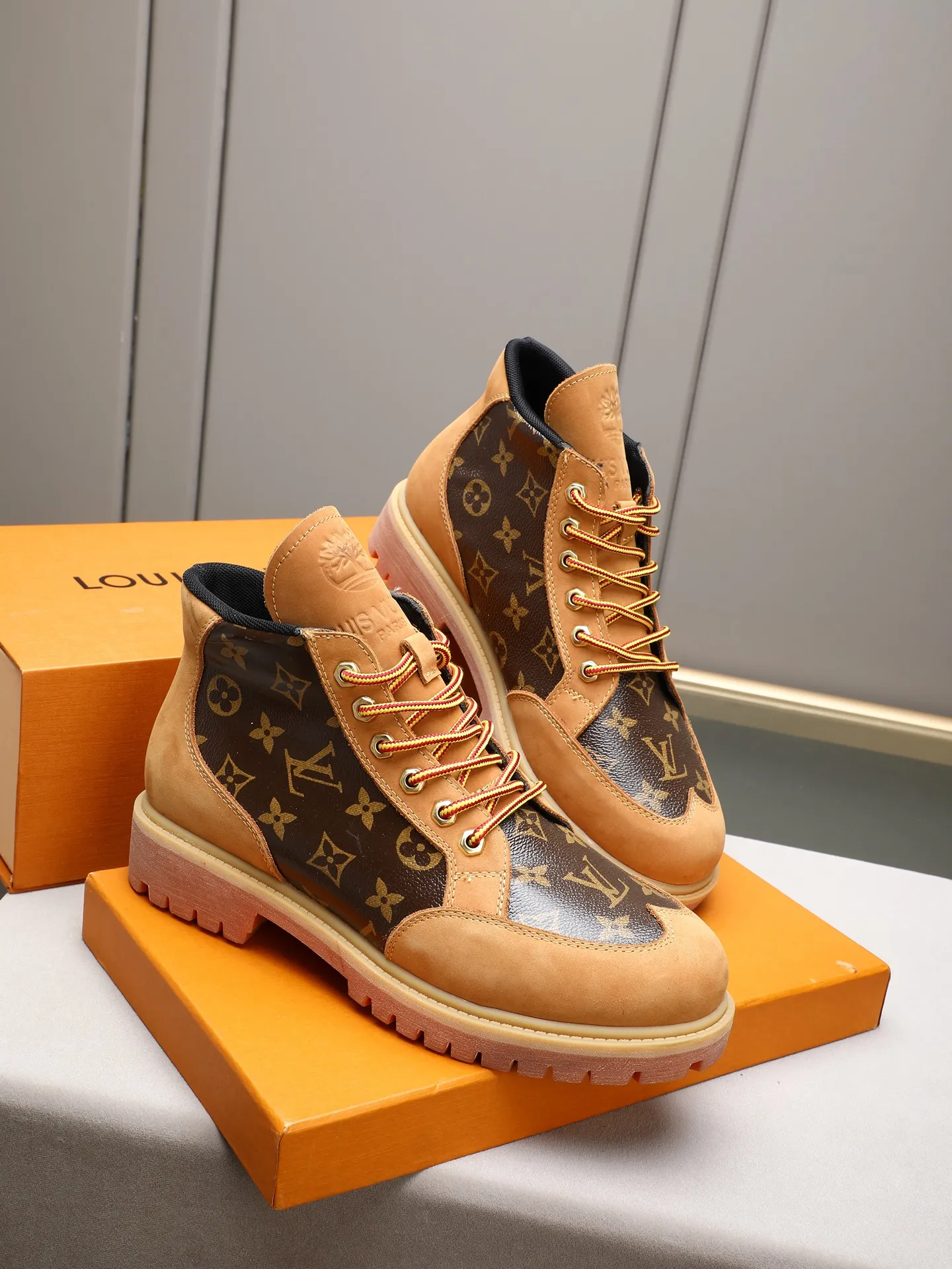 PP460 LOUIS VUITTON ss25 LV donkey brand new thick-soled lace-up big-toe shoes men's casual shoes high-top short boots. These boots are crafted from top-grain calf leather for a lightweight and comfortable fit. The thick EVA outsole is embellished with eye-catching ridges, and the trendy attitude of being both strong and soft makes it an everyday choice. ✔Upper: imported first-layer cowhide ✔Inner lining: sheep lining ✔Outsole: original molded outsole Size: 38-44 (45 customized)